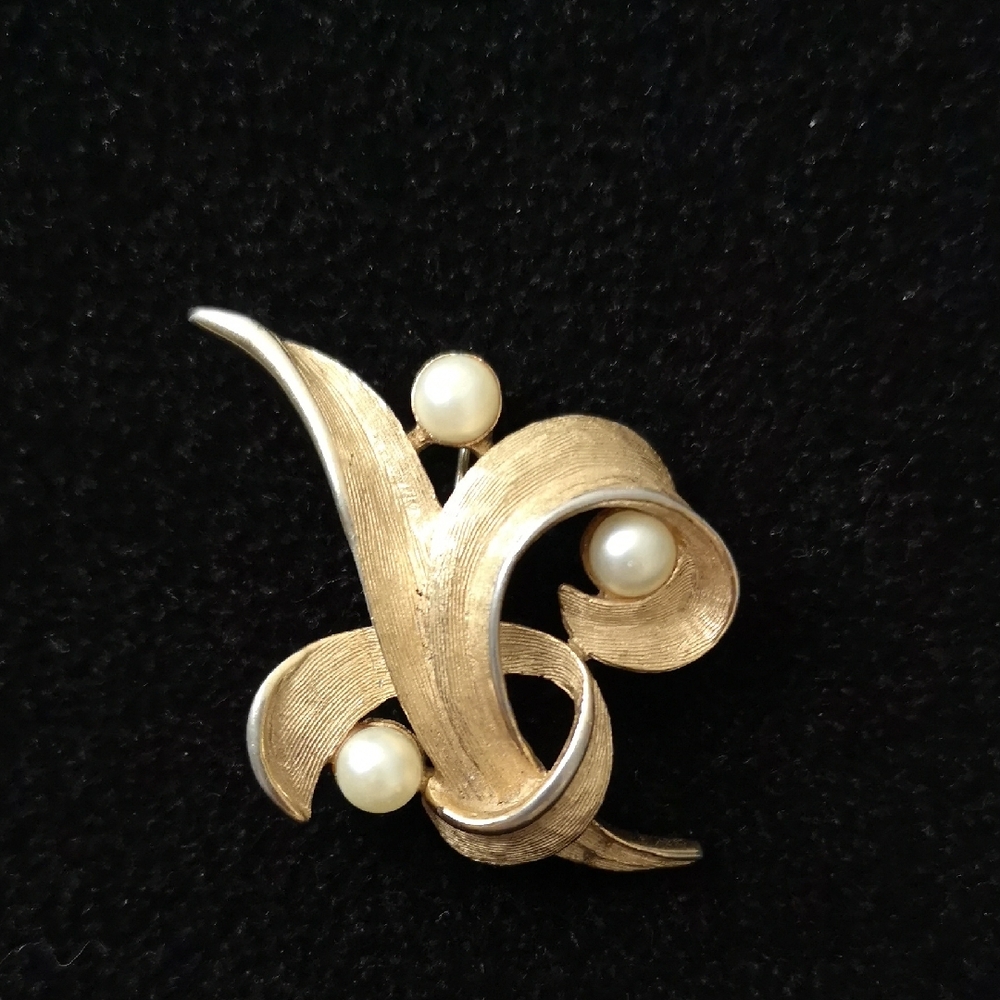 Elegant Estate Jewelry Vintage Gold-tone and White Pearl Brooch Stamped Emmons